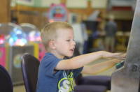 dsc_7073.jpg Learning to gamble at the Hampton arcade.