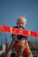 dsc_1907.jpg Devin puts up a big block at the Manhattan Beach AVP.
