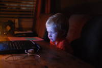 dsc_3046.jpg Devin watches Thomas on the iPhone during his first black-out.